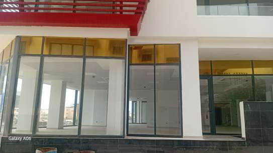 Location show room 1600m2 - vdn liberté 6 extension image 1