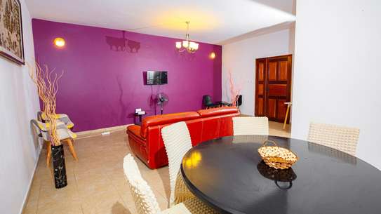 Salon moderne avec canapé cuir et TV murale image 3