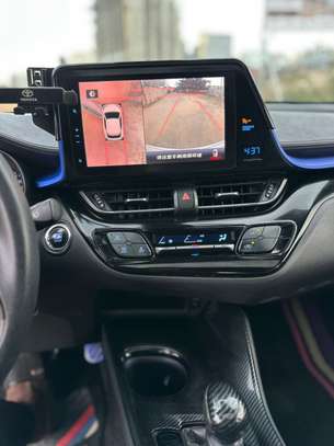 Toyota C-HR hybride SUV compact blanc économique image 8