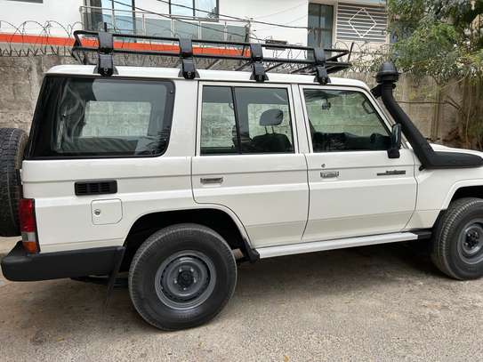 Toyota Land Cruiser HardTop 76 image 8
