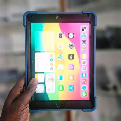 iPad 6th 128g  avec cover militaire image 9