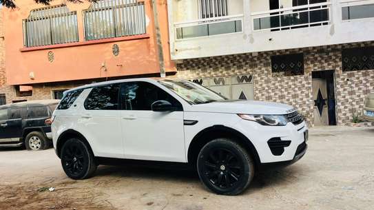 Land Rover Discovery Sport blanc jantes noires SUV image 3