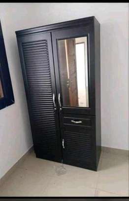 Armoire marron noire et blanc image 5