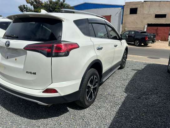 Toyota RAV4 2018 image 10