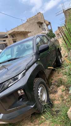 Mitsubishi L200 pick-up 4x4 double blanche et gris 2023 image 9