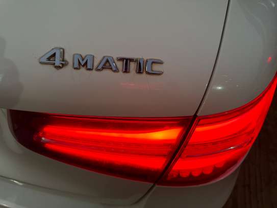Mercedes glc 300 image 8