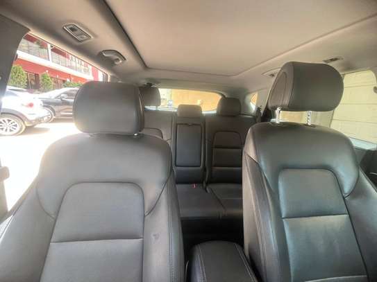 Hyumdai Tucson image 10