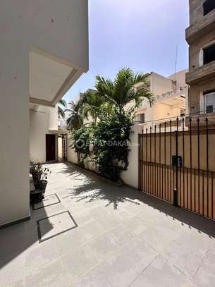 duplex f5 à louer ngor avec jardin image 8