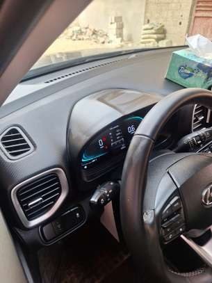 Hyundai Venue 1.6L SUV compact gris métallisé image 3