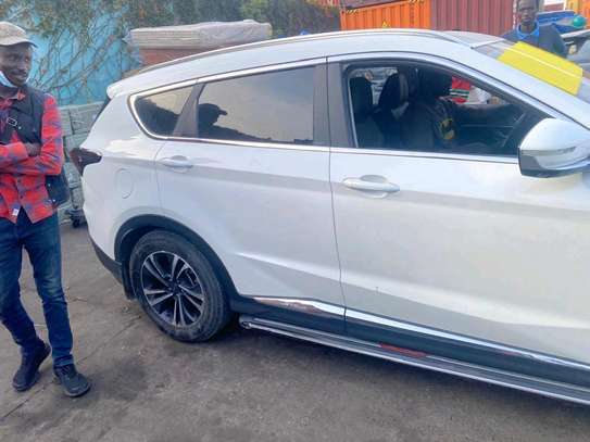 Jetour SUV blanc neuf spacieux moteur 1.5 image 3
