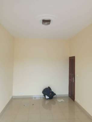 Chambre avec salle de bain à Ouakam image 4
