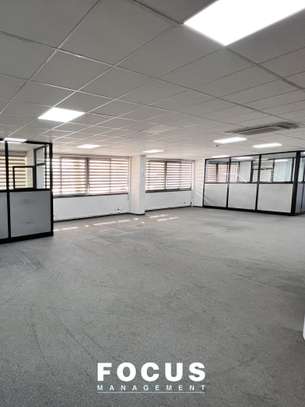 Plateaux de Bureaux modernes avec parking sécurisé image 3