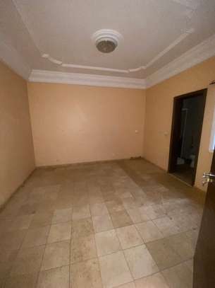 Une villa R+2 à louer aux Mamelles image 12