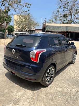 SsangYong Tivoli compacte 5 portes bleu foncé image 7