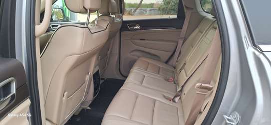 Jeep Grand Cherokee SUV argent spacieux et robuste image 4