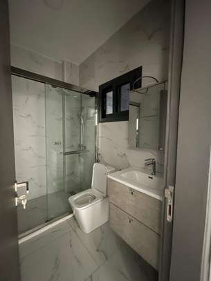 F4 neuf à louer au plateau image 4