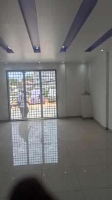 Magasin à louer à Sacre Cœur 3 sur les 2 voies image 5