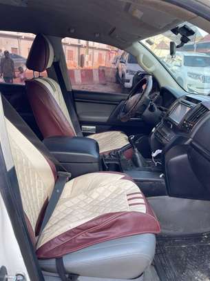 TOYOTA LAND CRUISER V8  8places image 5