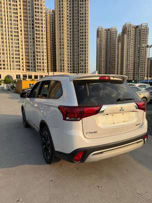 MITSUBISHI Outlander SUV 2019 image 3