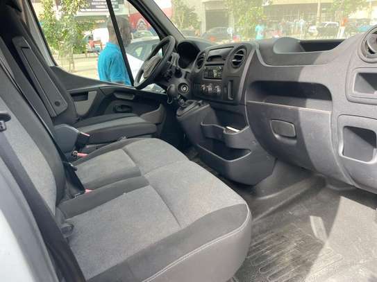 Renault Master fourgon utilitaire grand volume blanc image 3