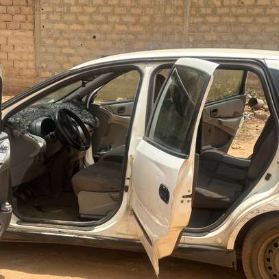 Opel Almera berline compacte essence blanche image 2