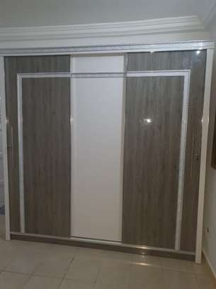 Armoire 4 portes béton gris avec miroir intégré image 3