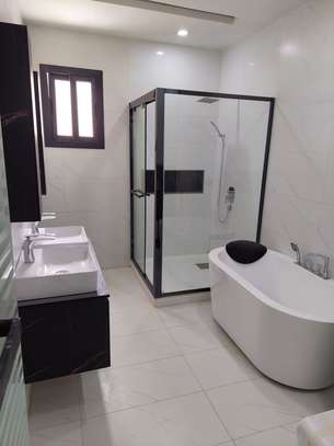 Almadies –  F5 de 300 m² – un appartement par palier image 8
