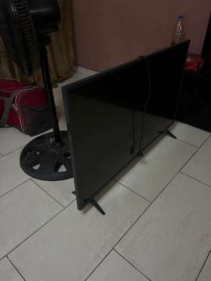Télévision LED 43" Full HD écran lumineux noir image 2