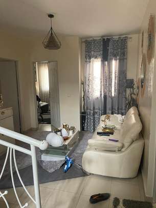 VILLA R+1 à Vendre  253 mètre carré Cité Al bazar Zac mbaw image 2