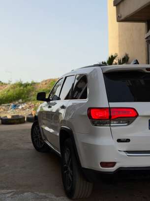 Jeep grand Cherokee image 11