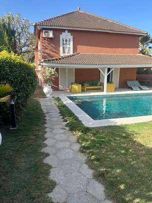 Villa bord de mer spacieuse avec piscine image 13