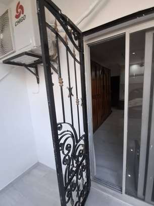 Porte fer forgé noire décorative et sécurisée image 2