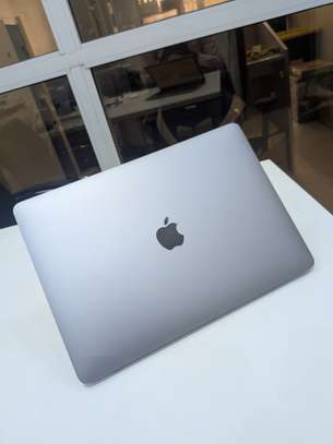 MacBook Pro 13 pouces 2019 touche bar i7 8g de ram  512 image 4