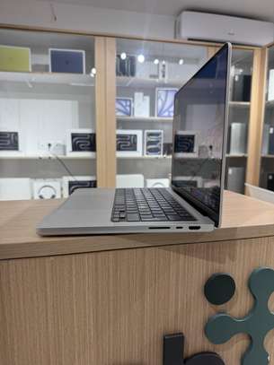 MacBook Pro 2025 14 Pouces - M5 | 24GB RAM | 1 Téra image 4