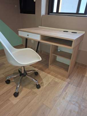 CHAISE BLANCHE AVEC ROUES image 3