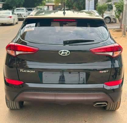 HYUNDAI TUCSON image 3