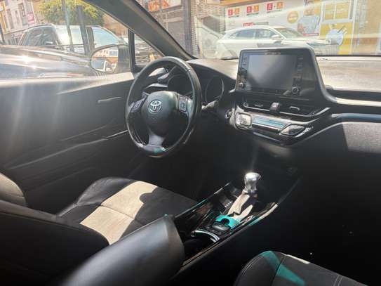 Toyota C-HR hybride SUV compact blanc toit noir image 7