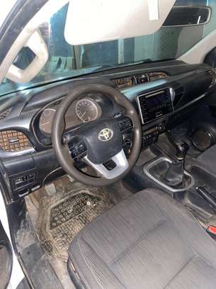 Toyota Hilux 2017 image 2