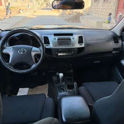 Toyota hilux invincible 2017 image 10