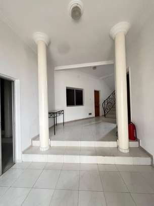 Location magnifique villa(R+1)  Ngor image 8