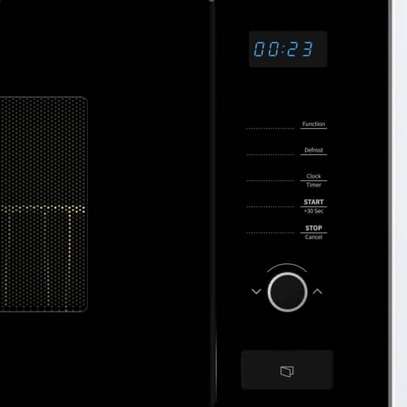 MICRO ONDE 25LITRES HISENSE ENCASTRABLE AVEC GRILLE NOIR image 6