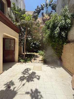 Villa R+2 à vendre aux Almadies Titre Foncier image 6