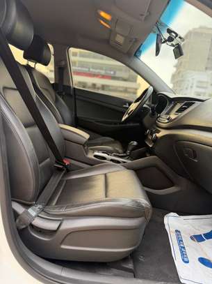 Hyundia Tucson image 9