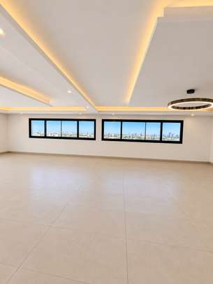 Duplex Premium à vendre en ville av Djily Mbaye vue sur mer image 7