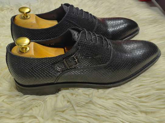 Chaussures cuir noir texturé élégantes image 2