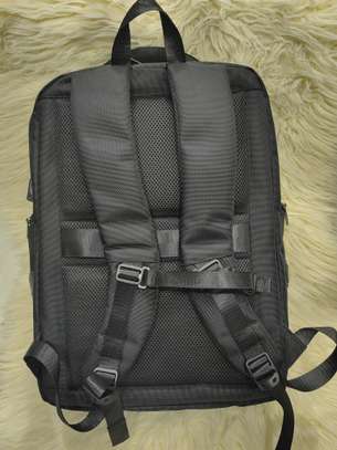 Sac à dos imperméable noir robuste et ajustable image 2