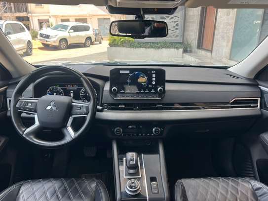 MITSUBISHI OUTLANDER image 6
