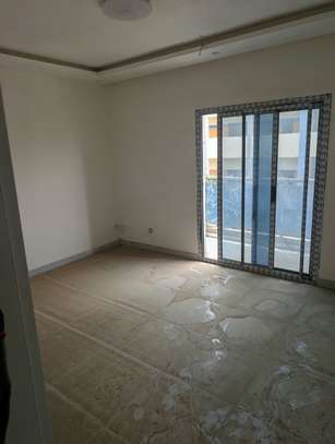 Studio grand standing image 3
