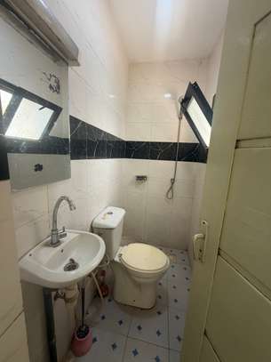 UNE CHAMBRE AVEC SALLE D EAU image 2