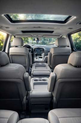 Location Hyundai Starex VIP 12 places image 3